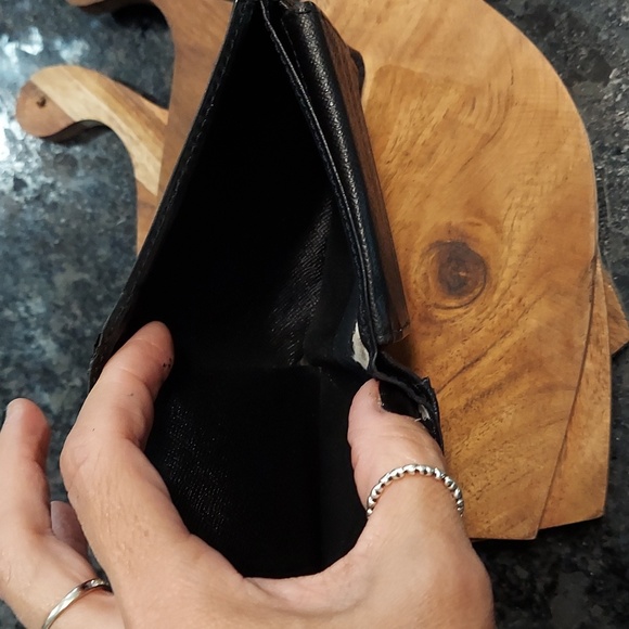 Authentic Louis Vuitton Epi Mens Wallet - Picture 10 of 13